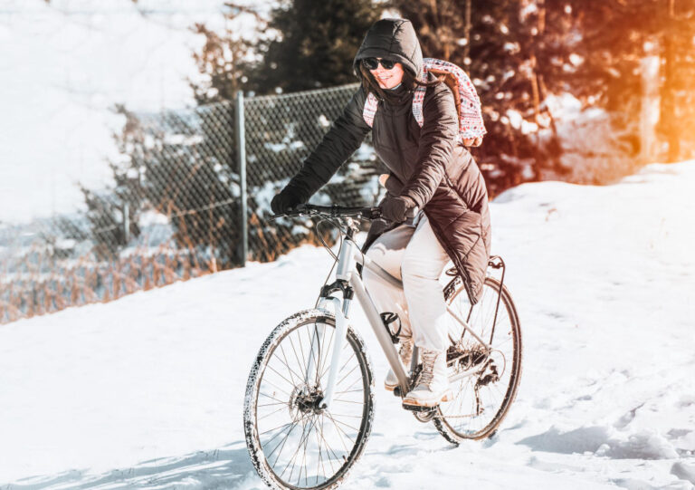 Jazda rowerem zimą do pracy: Jak skutecznie pokonać mroźne wyzwania
