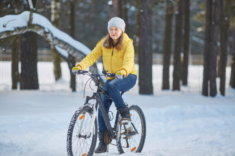 Rower zimą: Jak się ubrać, aby cieszyć się komfortową jazdą