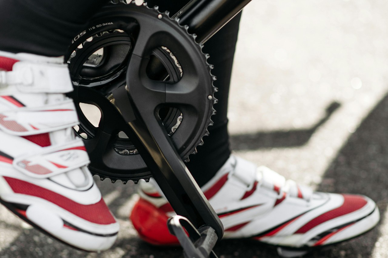 Zbliżenie na pedał roweru i zatrzaski kolarskie – buty rowerowe SPD